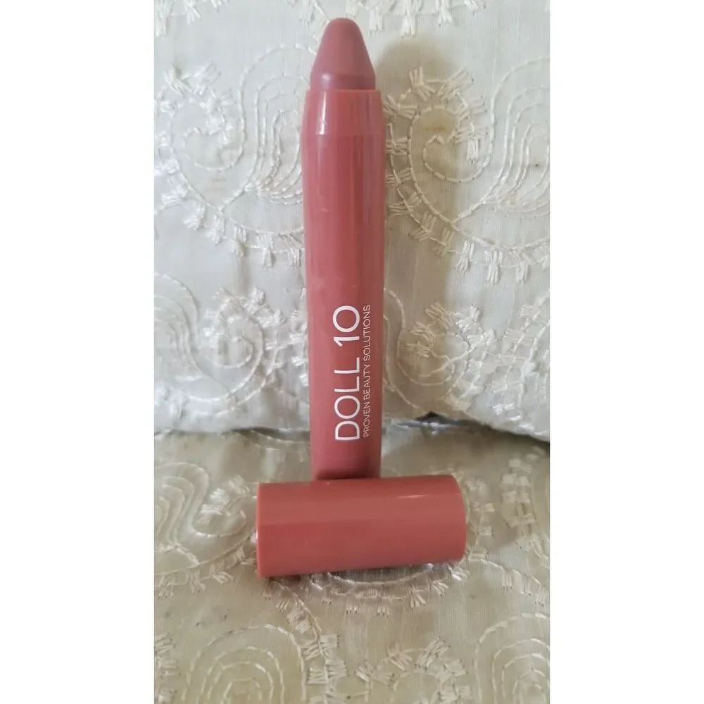 The Doll 10 Peptide Plump Soft Focus Lip Crayon is a 3-in-1 makeup crayon.